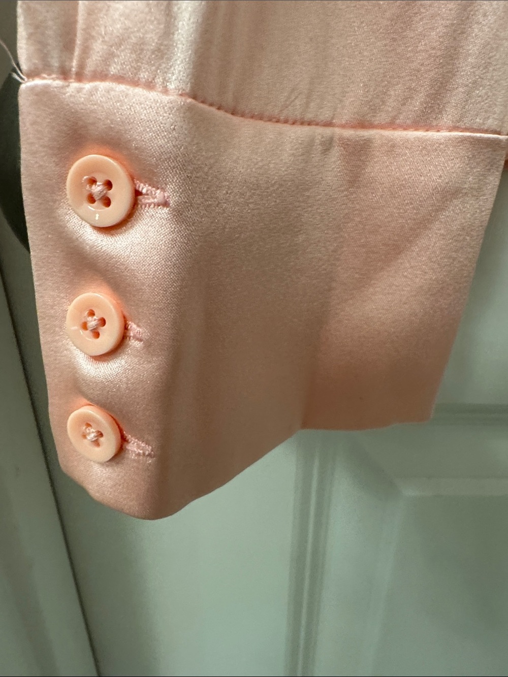 Alice + Olivia Two-Tone Satin Shirt in Peach Pink & Ivory Size Small NWT - Picture 5 of 8